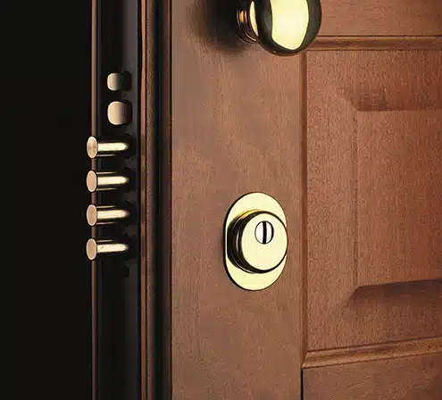 Puerta con cerradura seguridad